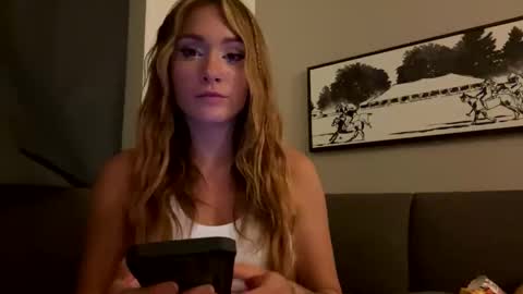 Snapshot of cristasworldxoxo chatting on 09-15-25, 01:16 Crista online show from 09-15-25, 01:16