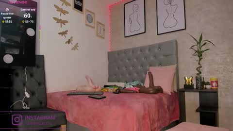 Snapshot of crystal_beennz chatting on 12-17-25, 03:23 online show from 12-17-25, 03:23