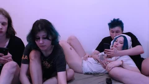 Crystal and Marcl online show from 03-04-25, 01:12
