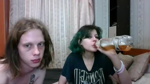 Crystal and Marcl online show from 03-04-25, 04:27