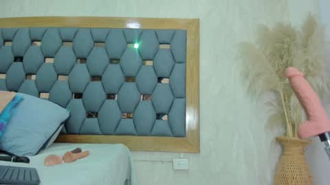 crystal_sm online show from 12-05-25, 03:26