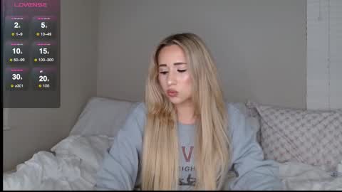 Snapshot of crystalstarlet chatting on 10-26-25, 01:00 Nikki online show from 10-26-25, 01:00