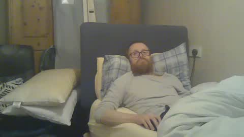 Snapshot of cs014g8493 chatting on 01-08-26, 12:24 chris online show from 01-08-26, 12:24