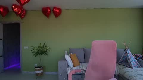 Snapshot of cuddle_kitten chatting on 06-13-26, 06:00 Alexia online show from 06-13-26, 06:00