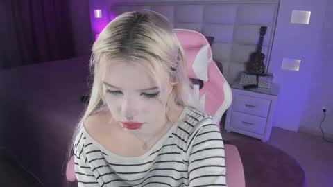 Snapshot of cuddly_kitten chatting on 09-22-25, 10:12 Cuddly Kitten online show from 09-22-25, 10:12