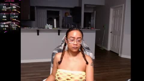 Snapshot of cumplzqueen chatting on 06-11-26, 02:33 Nia Reese online show from 06-11-26, 02:33