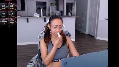 Snapshot of cumplzqueen chatting on 06-16-26, 08:00 Nia Reese online show from 06-16-26, 08:00