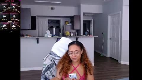 Snapshot of cumplzqueen chatting on 06-19-26, 06:45 Nia Reese online show from 06-19-26, 06:45
