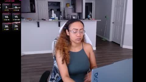 Snapshot of cumplzqueen chatting on 06-22-26, 07:33 Nia Reese online show from 06-22-26, 07:33