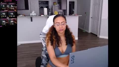 Snapshot of cumplzqueen chatting on 06-25-26, 05:50 Nia Reese online show from 06-25-26, 05:50