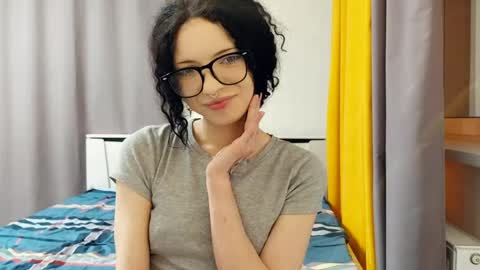 Snapshot of curlixiee chatting on 05-02-26, 11:32 Kira online show from 05-02-26, 11:32