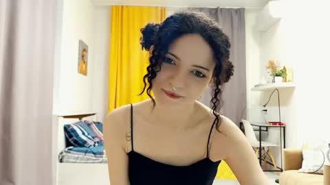 Snapshot of curlixiee chatting on 05-16-26, 11:36 Kira online show from 05-16-26, 11:36