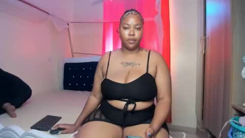 Snapshot of curvy_latoya chatting on 02-26-25, 11:09 Curvy Latoya online show from 02-26-25, 11:09