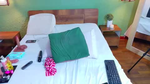 Danna online show from 12-19-25, 02:02