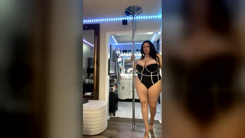 Snapshot of curvyfunlover chatting on 06-10-26, 09:30 curvyfunlover online show from 06-10-26, 09:30