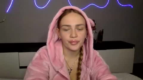 cute_shy06 online show from 01-08-26, 07:05