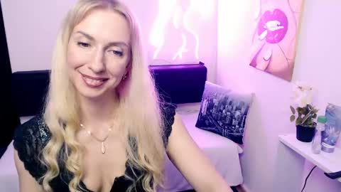cute_smile_shy online show from 05-19-26, 08:48