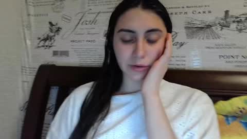 cute_strawberry_ online show from 01-08-25, 04:11