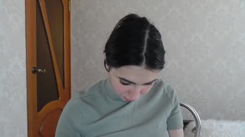cute_strawberry_ online show from 02-08-25, 11:22