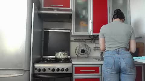 cute_strawberry_ online show from 02-10-25, 07:47