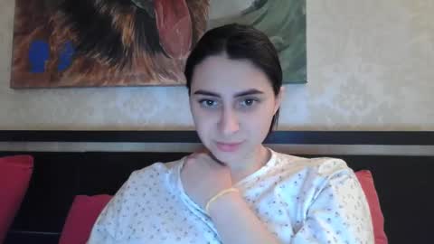 cute_strawberry_ online show from 02-11-25, 05:50