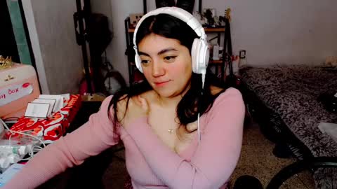 Snapshot of cuteambervi chatting on 01-14-25, 05:56 Princess Amber online show from 01-14-25, 05:56