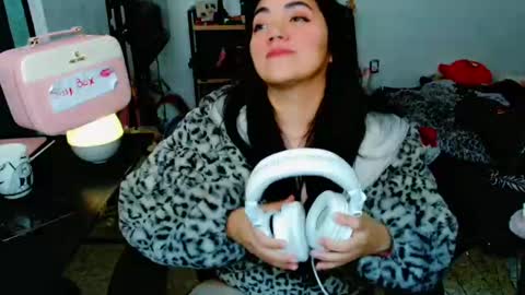 Snapshot of cuteambervi chatting on 01-15-25, 06:51 Princess Amber online show from 01-15-25, 06:51