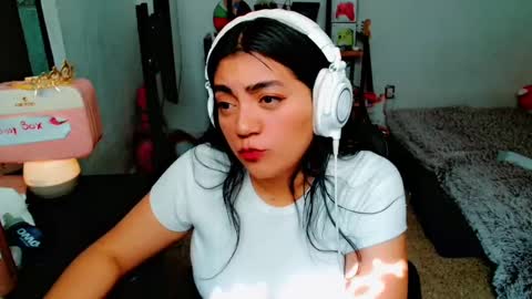 Snapshot of cuteambervi chatting on 01-23-25, 07:29 Princess Amber online show from 01-23-25, 07:29