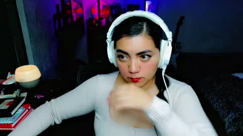 Snapshot of cuteambervi chatting on 02-08-25, 10:40 Princess Amber online show from 02-08-25, 10:40