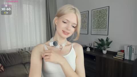 Snapshot of cutebrutality chatting on 10-24-25, 07:49 Alice online show from 10-24-25, 07:49