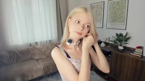 Snapshot of cutebrutality chatting on 10-27-25, 08:07 Alice online show from 10-27-25, 08:07