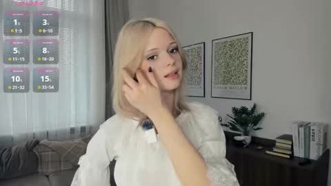 Snapshot of cutebrutality chatting on 11-01-25, 08:05 Alice online show from 11-01-25, 08:05