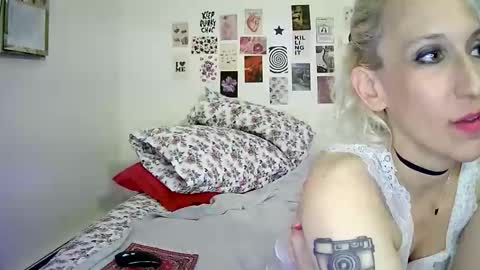 Snapshot of cutefemme chatting on 11-07-25, 06:24 Bella online show from 11-07-25, 06:24