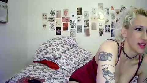 Snapshot of cutefemme chatting on 11-08-25, 06:13 Bella online show from 11-08-25, 06:13