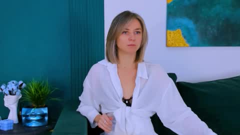 Snapshot of cutemirage chatting on 10-18-25, 02:18 cutemirage online show from 10-18-25, 02:18