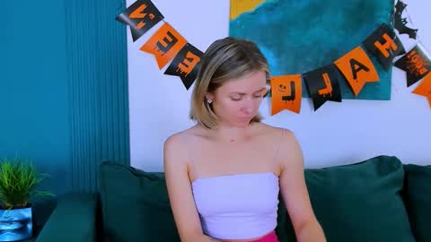 Snapshot of cutemirage chatting on 10-30-25, 02:51 cutemirage online show from 10-30-25, 02:51