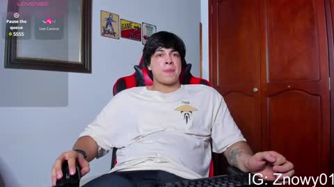 Snapshot of cuteznowyy chatting on 01-08-25, 12:17 Ask me online show from 01-08-25, 12:17