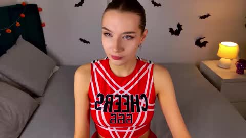 Snapshot of cutiewuwu chatting on 10-26-25, 01:39 Vivienne online show from 10-26-25, 01:39