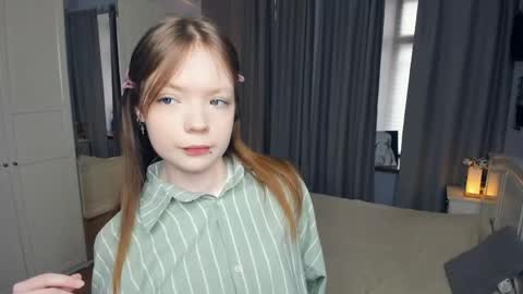 Snapshot of cuty_petite chatting on 03-06-26, 05:37 Anne online show from 03-06-26, 05:37