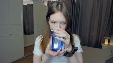 Snapshot of cuty_petite chatting on 03-19-26, 10:52 Anne online show from 03-19-26, 10:52