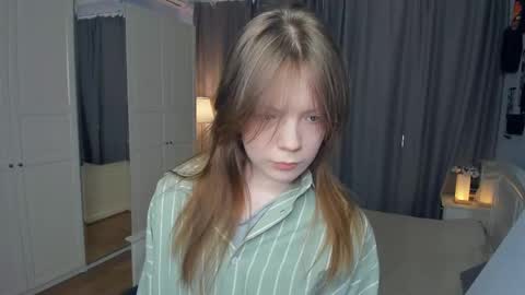 Snapshot of cuty_petite chatting on 03-20-26, 06:51 Anne online show from 03-20-26, 06:51