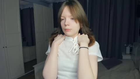 Snapshot of cuty_petite chatting on 03-22-26, 06:06 Anne online show from 03-22-26, 06:06