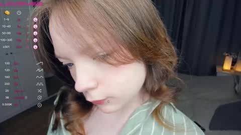 Snapshot of cuty_petite chatting on 03-29-26, 05:51 Anne online show from 03-29-26, 05:51
