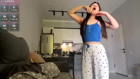 Snapshot of cwenecollins chatting on 09-10-25, 09:53 Akemi online show from 09-10-25, 09:53