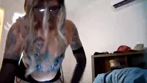 Snapshot of daddy69sx77 chatting on 03-29-26, 05:35 Kasey Xdresser online show from 03-29-26, 05:35
