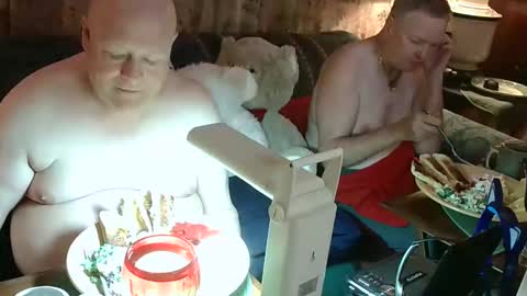 Snapshot of daddycubbyhubby chatting on 10-17-25, 04:15 Daddy online show from 10-17-25, 04:15