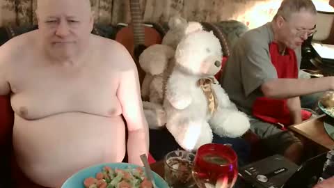 Snapshot of daddycubbyhubby chatting on 11-12-25, 04:13 Daddy online show from 11-12-25, 04:13