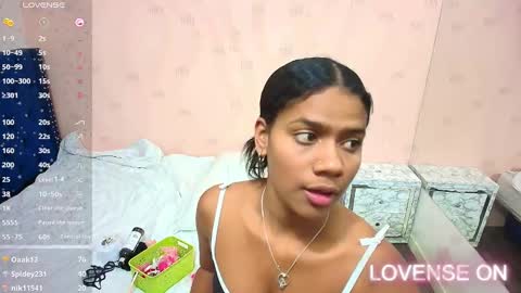 Snapshot of daddysneakinme chatting on 01-12-25, 07:53 Anny online show from 01-12-25, 07:53