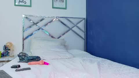 Snapshot of daddysneakinme chatting on 02-15-25, 06:01 Anny online show from 02-15-25, 06:01