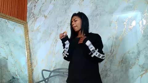 Snapshot of daddysneakinme chatting on 03-04-25, 11:11 Anny online show from 03-04-25, 11:11